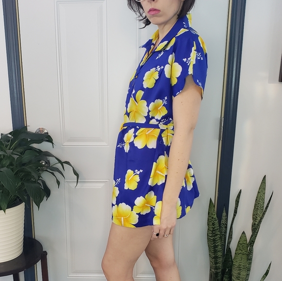 Vintage Hilo Hatties Hawaiian Shirt with Belt - Picture 2 of 6